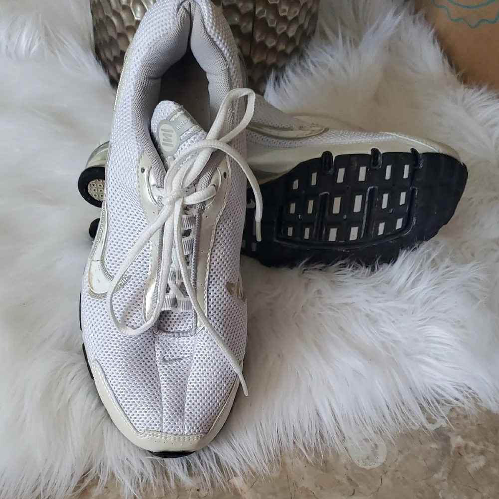 Vtg Nike Shox Women's White and Gold Athletic Shoes Size 10